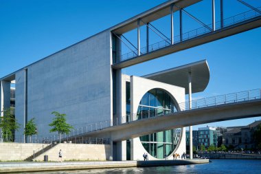 Berlin, Almanya - 31 Mayıs 2020: Marie-Elisabeth-Lueders-Haus Berlin Spree nehrinin kıyısındaki hükümet bölgesinde                               