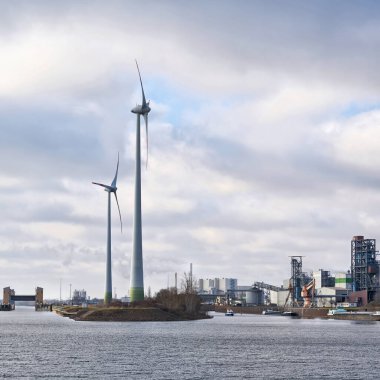  Magdeburg, Almanya 16 Mart 2021: Elbe Nehri 'ndeki Steinkopfinsel nehri üzerinde Enercon şirketinin rüzgar türbinleriyle Magdeburg kentinin sanayi limanı                               