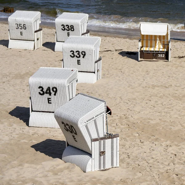德国波罗的海沿岸乌塞敦岛上赫林斯多夫海滩上的海滩椅子 — 图库照片