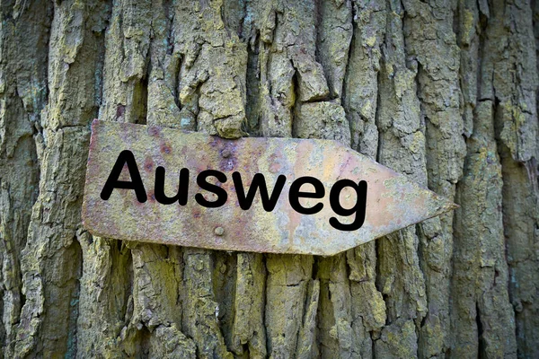 Old Rusty Sign Inscription Way Out Ausweg Tree — Stock Photo, Image