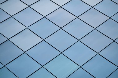 Almanya 'nın Magdeburg kentindeki modern bir binaya paslanmaz çelik cephe                               