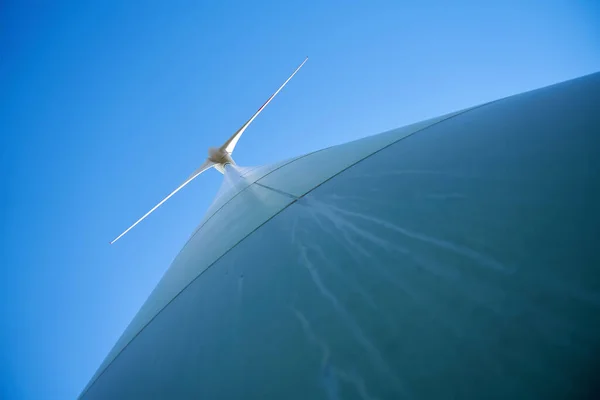 从下面看德国马格德堡港的风力涡轮机 — 图库照片
