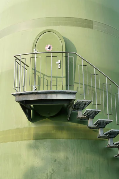 Escaleras Una Puerta Torre Aerogenerador Una Zona Industrial Magdeburgo Alemania —  Fotos de Stock