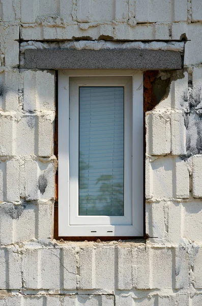 Nieprofesjonalnie Zamontowane Okno Elewacji Domu Wadami Konstrukcyjnymi — Zdjęcie stockowe