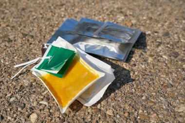  Uzun boynuzlu Asya böceğini (Anoplophora glabripennis) Almanya 'nın Magdeburg karantina bölgesine çekmek için feromonlar ve kairomonlar.                              