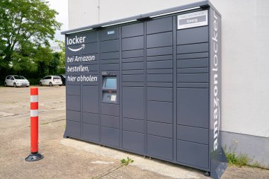  Magdeburg, Almanya 15 Haziran 2021: Amazon Dolapları teslim alma istasyonu Almanya 'nın Magdeburg şehir merkezindeki Amazon posta sipariş şirketinden paketler için dolaplar                              
