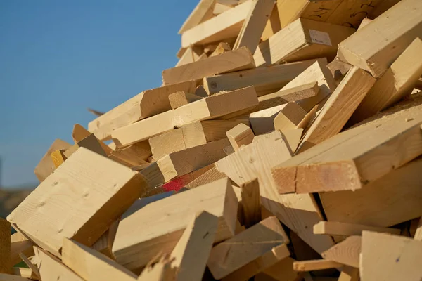 Pozostałości Materiału Budowlanego Drewna Składowisku Celu Przetworzenia Fabryce Granulek Północy — Zdjęcie stockowe