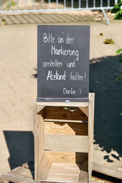 Schild Vor Einem Restaurant Deutschland Mit Der Aufschrift Bitte Der — Stockfoto