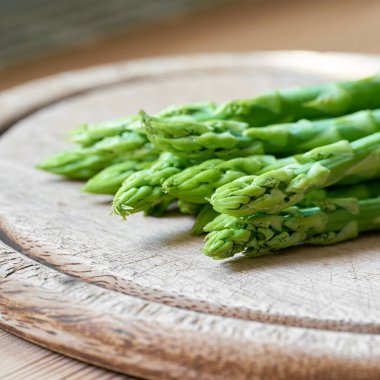 Kuşkonmaz tarlasından taze yeşil kuşkonmaz.                               