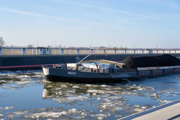 Magdeburg Allemagne Février 2021 Barge Orava Chargée Charbon Sur Chemin — Photo