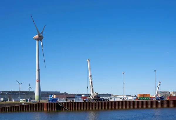 ドイツ マクデブルク2021年3月8日 風力タービンを備えた北工業団地のマクデブルク市の商業港 — ストック写真