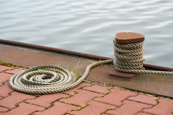 Bolder Meertouw Van Een Afgemeerd Schip Aan Het Mittellandkanaal Bij — Stockfoto