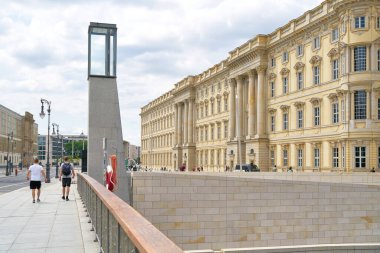 Berlin, Almanya 15 Temmuz 2021: Berlin 'de yeni inşa edilen Humboldt Forumu, Rathausbrcke' de görülen tarihi bir modele dayanmaktadır (Belediye Binası Köprüsü).)                               