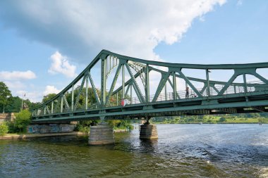  Berlin, Almanya - 17 Temmuz 2021: Havel Nehri üzerindeki Glienicke Köprüsü, Alman tümeninin bir sembolü.                              