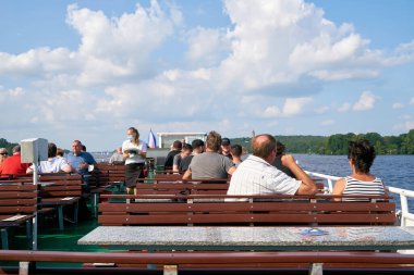 Berlin, Almanya - 15 Temmuz 2021: Berlin yakınlarındaki Wannsee Gölü ile Havel nehri üzerinde bir gezi sırasında turistler                               