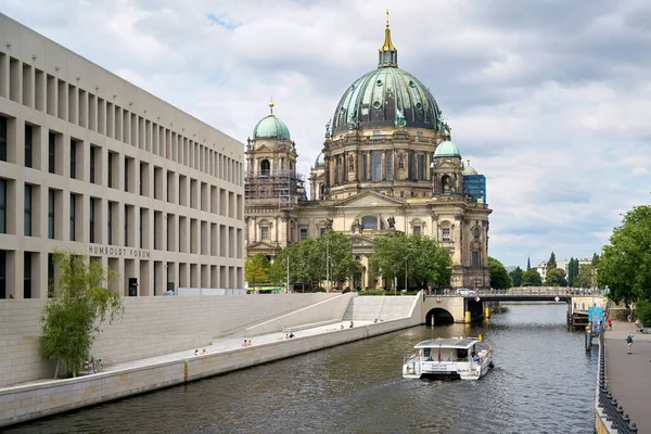 2021年7月15日 德国柏林 柏林斯普雷河与新建的洪堡论坛 Stadtschloss 和历史性的柏林大教堂 — 图库照片