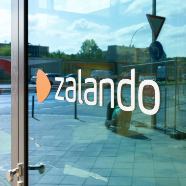 Berlin, Almanya 14 Eylül 2021: Zalando 'nun Berlin' de ayakkabı ve moda Zalando için online posta sipariş şirketinin genel merkezinin kapısına bırakılması                               