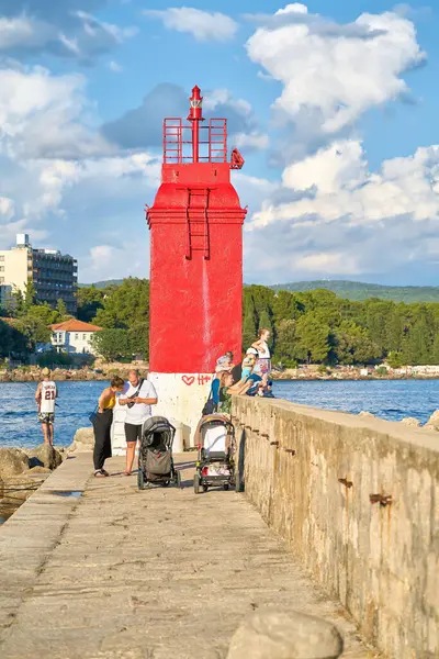 Крк Хорватия Августа 2021 Года Отдыхающие Набережной Маяка Городе Крк — стоковое фото