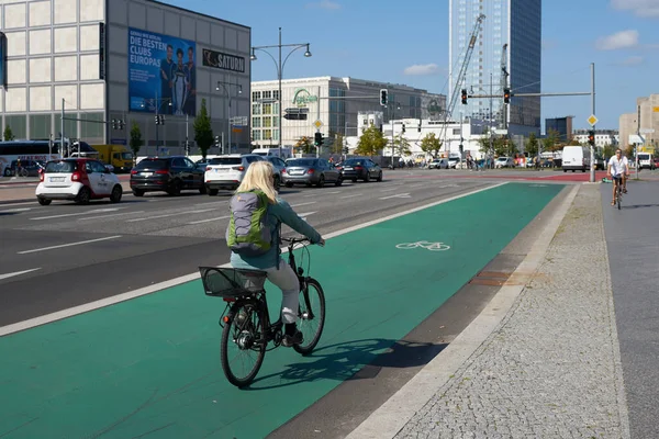 2021年9月14日 德国柏林 柏林市中心一条有标志的自行车道上的女骑手 — 图库照片