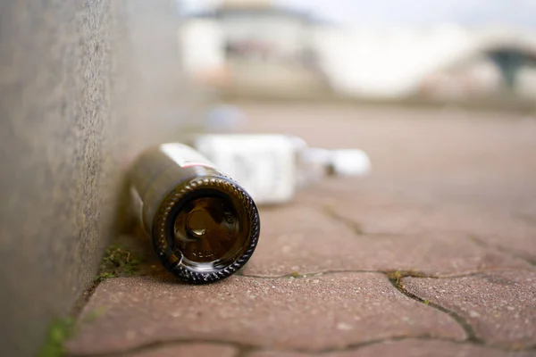 Lege Drankflessen Een Stoep Alexanderplatz Het Centrum Van Berlijn — Stockfoto