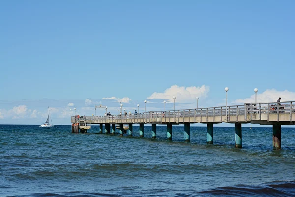 Brygga på stranden — Stockfoto