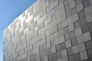 Modern bir binanın cephesi.