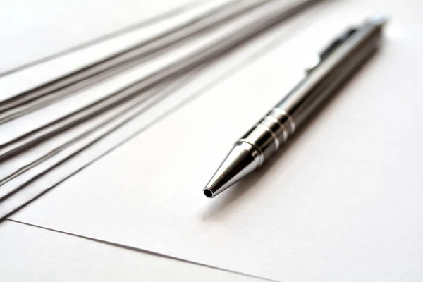Papel timbrado em branco e uma caneta — Fotografia de Stock