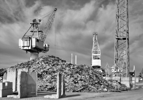 Двор мусора
