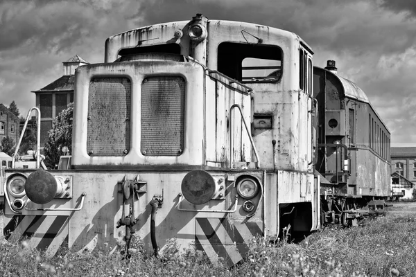 Locomotiva velha no tapume — Fotografia de Stock