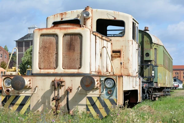 Locomotiva velha no tapume — Fotografia de Stock