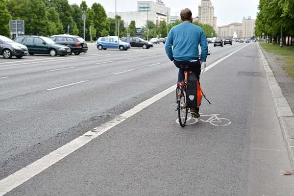 骑自行车的人在柏林 — 图库照片