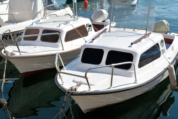 Bateaux sur la côte Adriatique — Photo