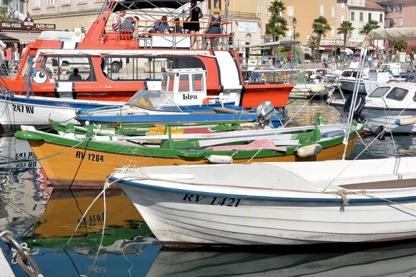 Лодки в порту Ровинь — стоковое фото
