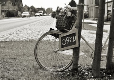 bir çiçekçi dükkanı önünde dekorasyon