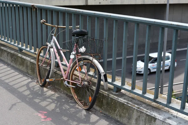 Bicicleta esquecida quebrada — Fotografia de Stock