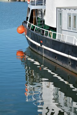 Baltık kıyısında gemi