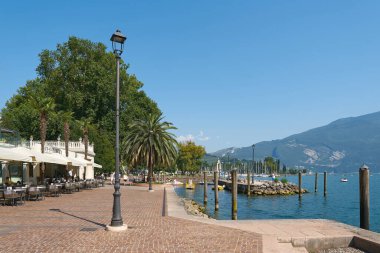  Riva del Garda, İtalya 10 Ağustos 2025: İtalya 'da Garda Gölü üzerinde Riva del Garda' da restoranlarla liman gezisi                              