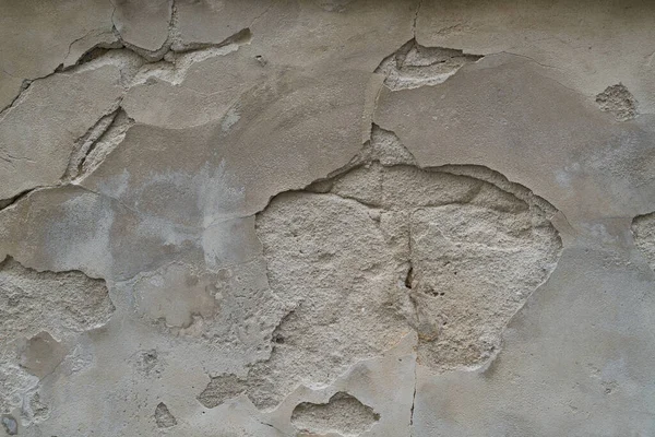 Harap olmuş eski bir evin dış cephesinde alçı soyuyordu.                               