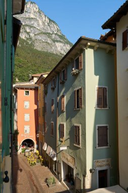    Riva del Garda, İtalya 11 Ağustos 2025: İtalya 'da Garda Gölü' ndeki Riva del Garda restoranlarının bulunduğu dar bir ara sokağa bir otel odası görüntüsü                            