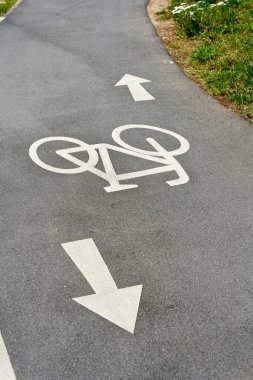 Almanya 'nın Nuremberg şehrinde bisiklet yolu işaretleri var.                               