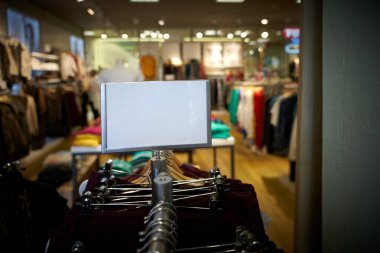  Bir giyim mağazasında boş beyaz tabela ve metin için boşluk                              