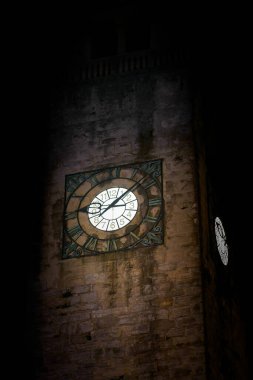    13. yüzyıl Torre Apponale kulesi, saati ile İtalya 'nın Riva del Garda şehrinde.                            