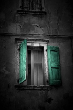  İtalya 'daki Garda Gölü' ndeki Limone Konsolosu Garda 'nın yeşil panjurlu penceresi.                              