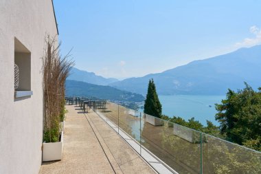 İtalya 'da Riva del Garda yakınlarındaki Garda Gölü' ne bakan Monte Rocchetta, Cima Giochello 'daki terastan bir görüntü.                               