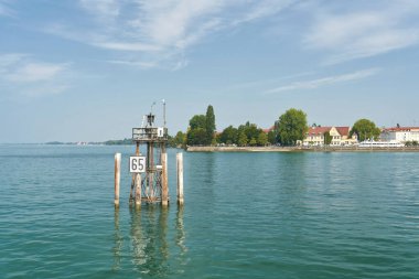 Öndeki ışık Almanya 'da Constance Gölü' ndeki Lindau limanının girişini gösteriyor.