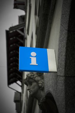 İsviçre 'nin St. Gallen kentindeki turist bilgi merkezi için mavi işaret.