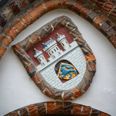 Almanya 'nın Luneburg şehrinin tarihi arması belediye binasının yan girişinin üzerinde.