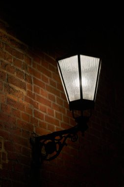 Almanya 'nın Luneburg şehrindeki bir evin duvarında parlak bir fener.