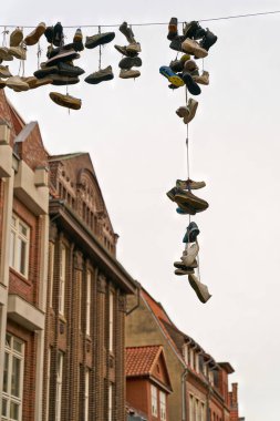 Almanya 'nın Luneburg şehrinde ayakkabı asma işi.