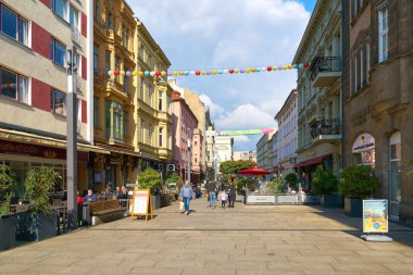 Cottbus, Almanya 2 Ekim 2025: Almanya 'nın Brandenburg eyaletinde Cottbus şehir merkezinde Spremberger Strasse yaya bölgesi